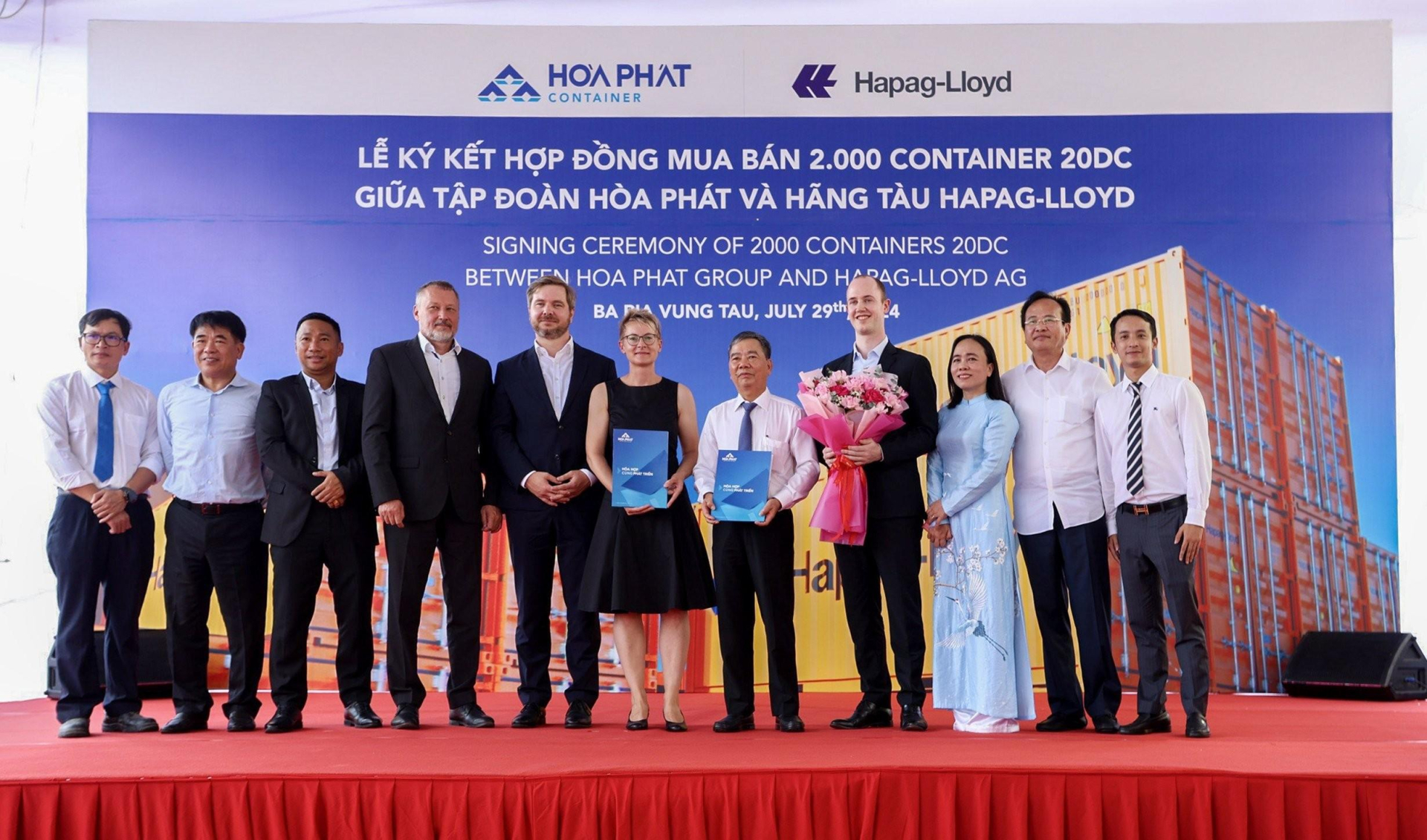 Lễ ký kết hợp đồng mua bán 2000 container 20DC giữa Tập đoàn Hòa Phát và hãng tàu Hapag-Lloyd.