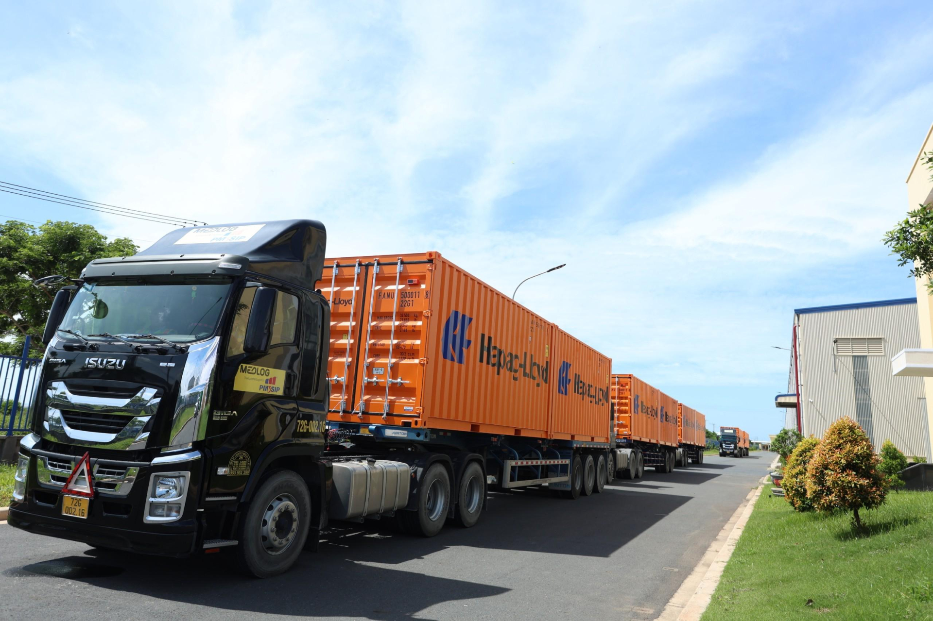 Lô hàng container đóng mới cho hãng tàu Hapag-Lloyd có tải trọng tối đa 32.500 kg, phần cửa được trang bị bản lề chống trộm và thiết bị định vị đặc biệt.