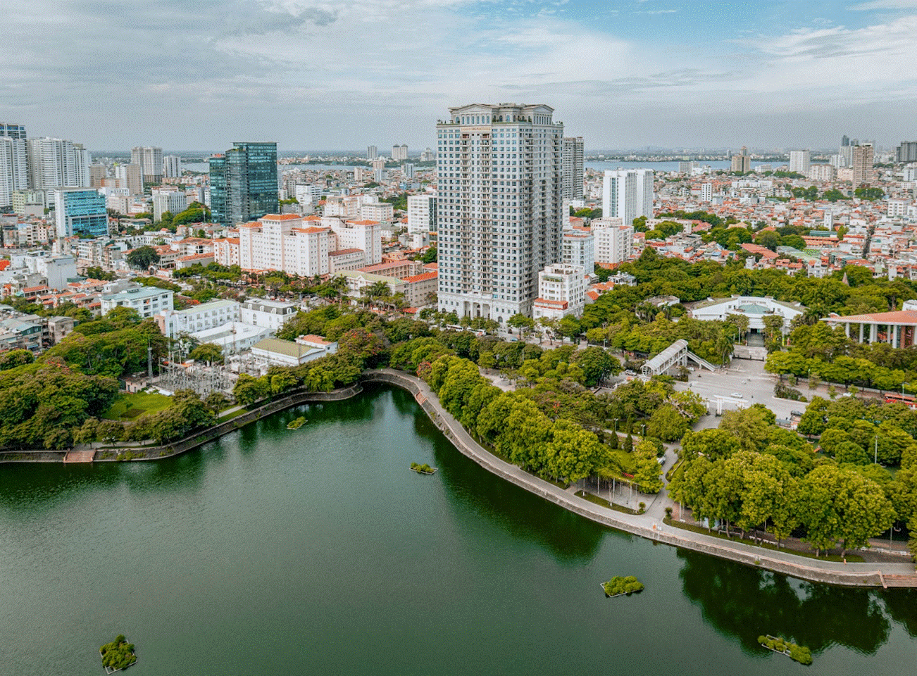 Hanoi Signature được bao quanh bởi cây xanh, hồ nước, mang lại không gian sống yên bình, giao hòa với tự nhiên. Hanoi Signature được bao quanh bởi cây xanh, hồ nước, mang lại không gian sống yên bình, giao hòa với tự nhiên.