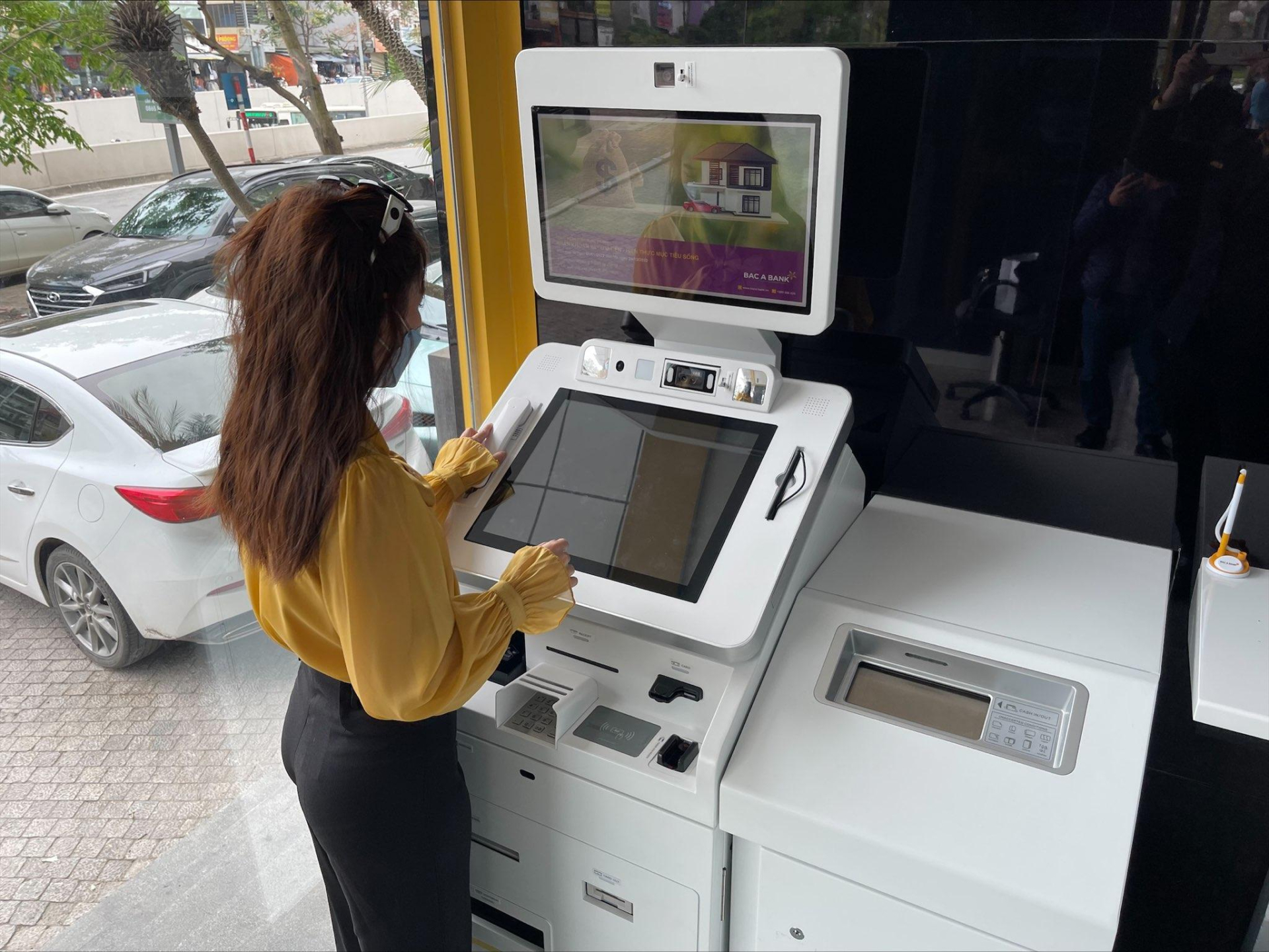 Hình ảnh giao dịch, thao tác, mở thẻ… thực tế tại Kiosk Bank.