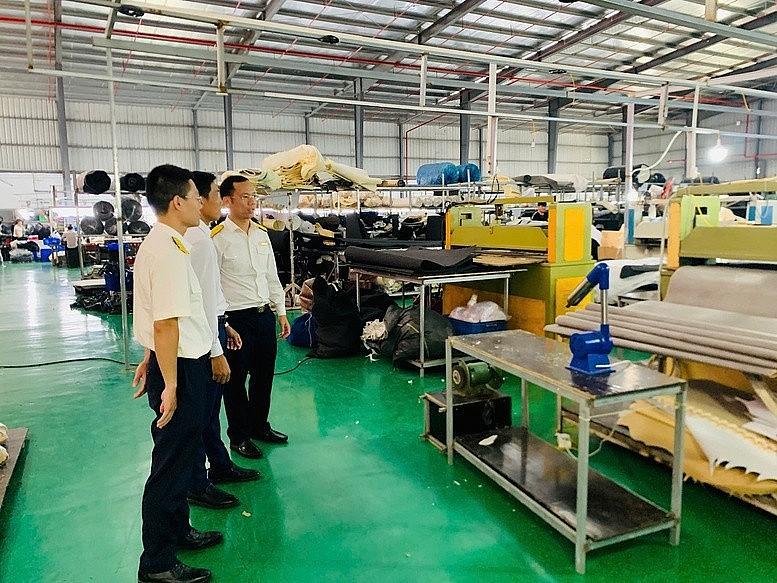 Ngành thuế đồng hành giúp doanh nghiệp vượt qua khó khăn. (Ảnh tư liệu)