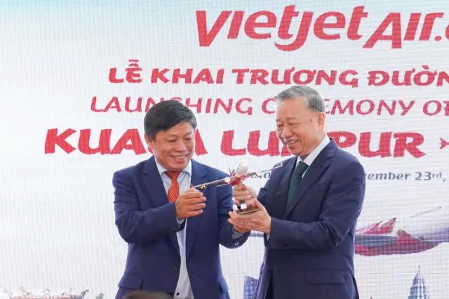 Tổng Bí thư Tô Lâm chúc mừng Vietjet dịp khai trương đường bay mới tăng cường kết nối ASEAN.