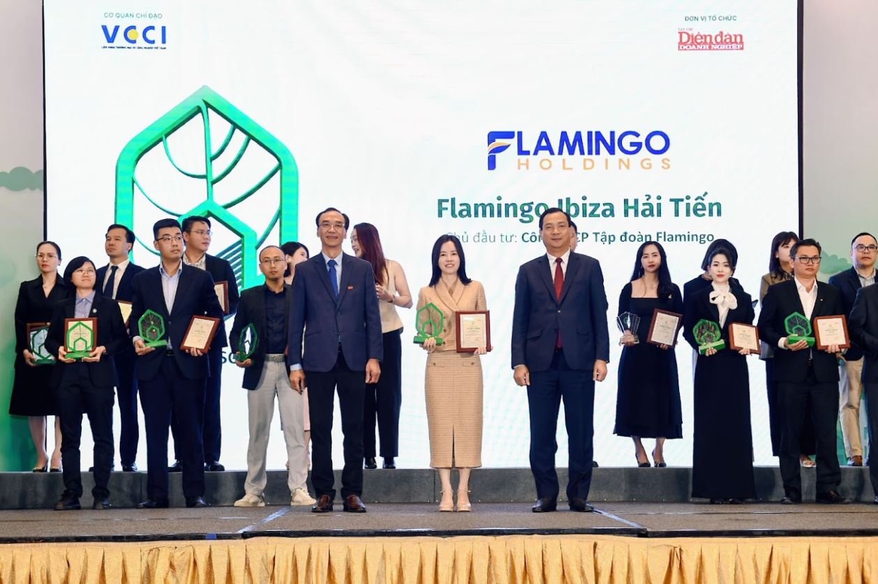 Đại diện Chủ đầu tư Flamingo Holdings tại lễ trao giải Dự án đáng sống 2024.