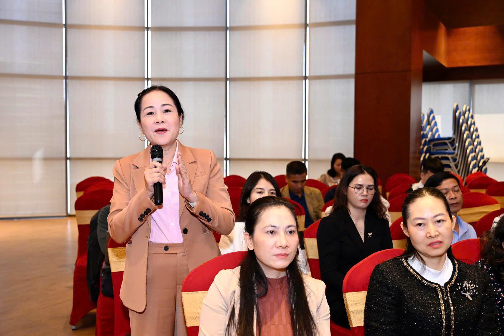 Bà Đoàn Thị Lê An - Phó Giám đốc Quỹ Hỗ trợ Phụ nữ phát triển tỉnh Cao Bằng cho biết Quỹ đang gặp khó khăn do lãi suất thấp và mức vay cao từ các tổ chức tín dụng khác. Các tổ chức này áp dụng lãi suất từ 0,3%-0,5%/tháng với mức vay tối đa lên tới 120 triệu đồng, trong khi Quỹ chỉ có thể cung cấp tối đa 50 triệu đồng/hộ, theo Quyết định số 20/2017/QĐ-TTg của Thủ tướng Chính phủ.