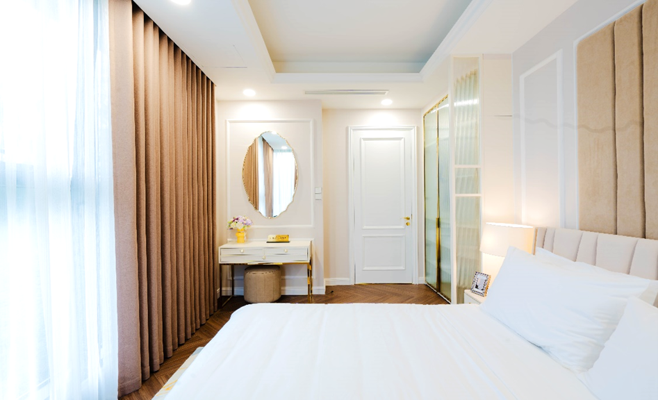 Rời không gian chung vào khu vực phòng ngủ, chủ nhân căn hộ sẽ được chào đón bởi không gian tươi mới, đầy sức sống nhờ hệ cửa kính chạm sàn giúp tăng diện tích đón ánh mặt trời. 100% phòng ngủ của các căn hộ tại Newtown Diamond có cửa sổ đón ánh sáng tự nhiên, góp phần giúp nâng cao sức khỏe và mang lại cảm giác tươi mới mỗi ngày cho chủ nhân căn hộ.