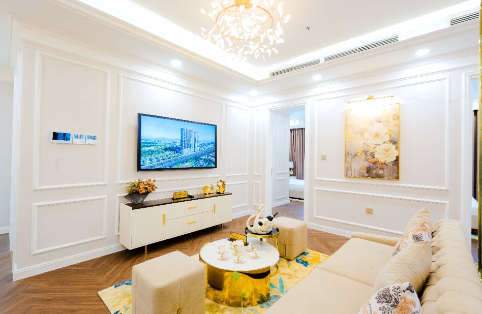 Phòng khách liền với phòng ăn cũng tạo ra khu vực sinh hoạt chung ấm cúng và rộng rãi để các gia đình đa thế hệ sum vầy. Đồng thời, thiết kế mở này còn cho phép chủ nhân căn hộ bài trí nội thất linh hoạt theo nhiều phong cách khác nhau, phù hợp cả để ở và kinh doanh lưu trú.