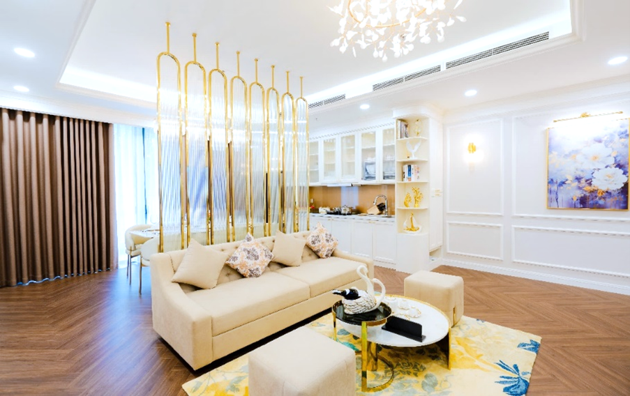 Khi bước chân vào căn hộ tại Newtown Diamond, chủ nhân căn hộ sẽ cảm nhận ngay được sự thư giãn và thoải mái nhờ thiết kế và bố cục độc đáo: phòng khách thông với phòng ăn, bếp và ban công. Với thiết kế này, không gian dễ dàng được chiếu sáng bởi ánh mặt trời, và chỉ cần mở hé cửa, không khí biển sẽ tràn ngập căn hộ, trong lành và thoáng mát.