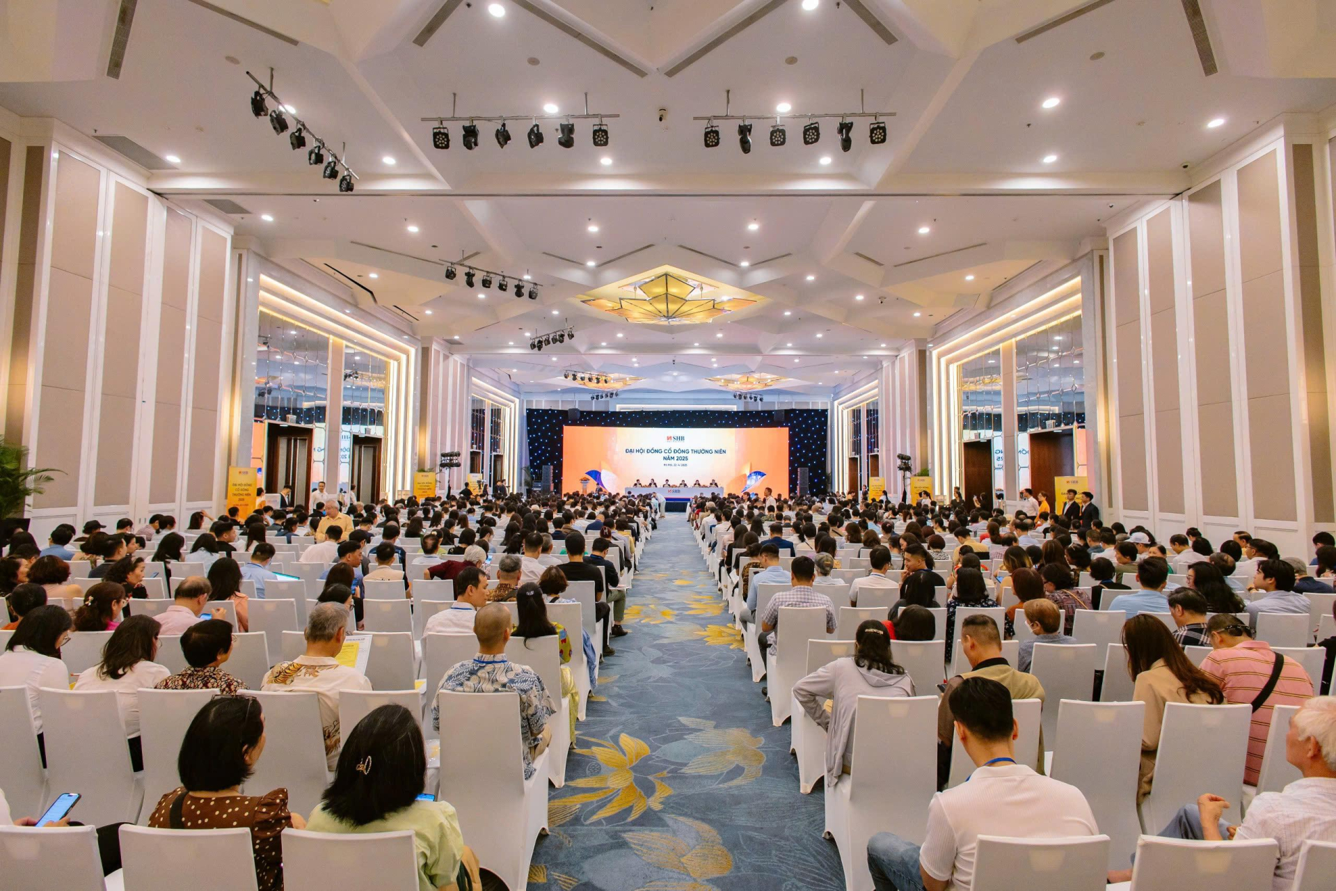 Toàn cảnh Đại hội đồng cổ đông thường niên năm 2025 của SHB với hơn 1.000 cổ đông tham dự trực tiếp. Toàn cảnh Đại hội đồng cổ đông thường niên năm 2025 của SHB với hơn 1.000 cổ đông tham dự trực tiếp.