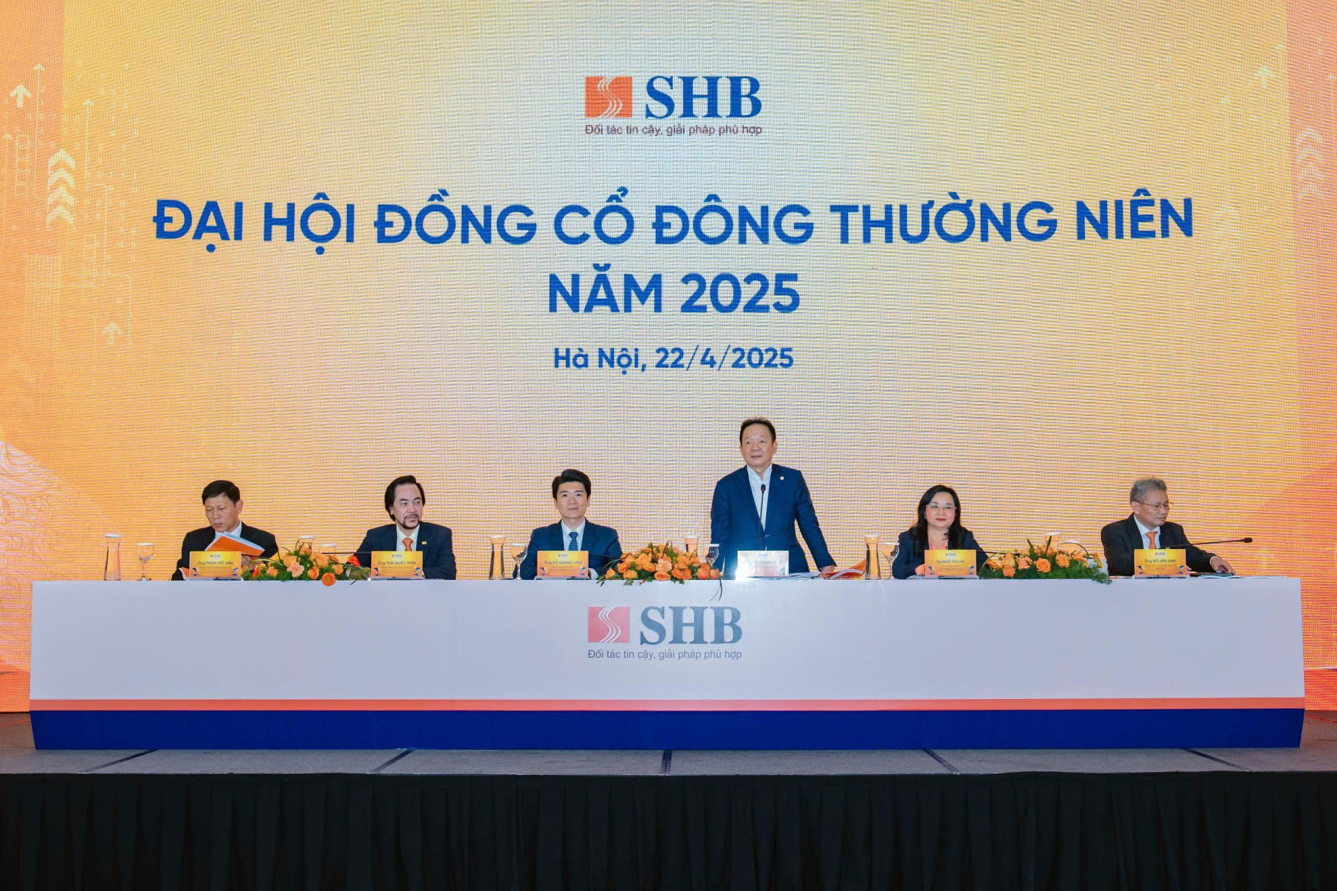 Đoàn Chủ tịch trả lời các câu hỏi quan tâm của cổ đông liên quan đến các mục tiêu, chiến lược kinh doanh. Đoàn Chủ tịch trả lời các câu hỏi quan tâm của cổ đông liên quan đến các mục tiêu, chiến lược kinh doanh.