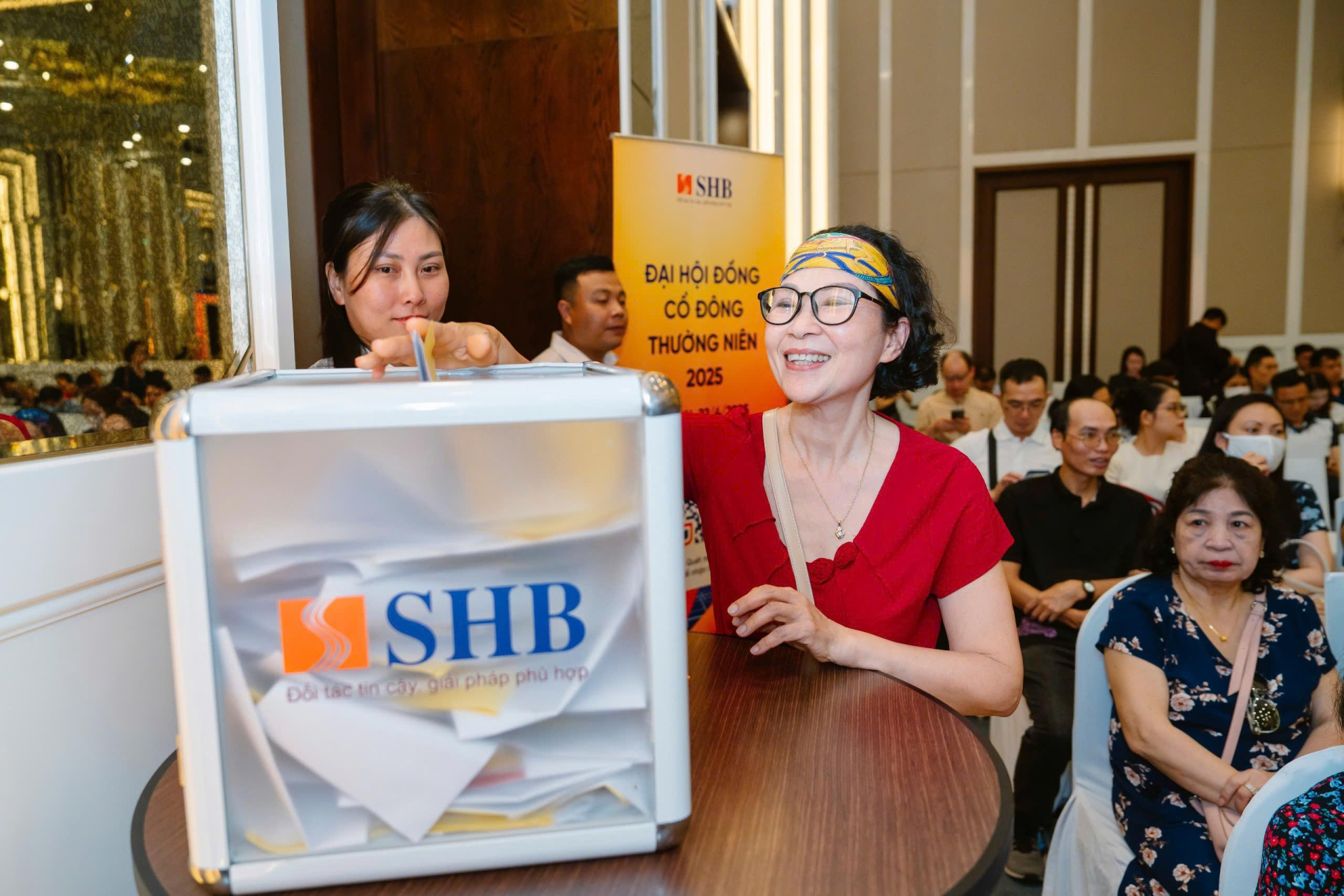 Cổ đông đánh giá cao và tin tưởng vào tiềm năng phát triển của SHB. Cổ đông đánh giá cao và tin tưởng vào tiềm năng phát triển của SHB.