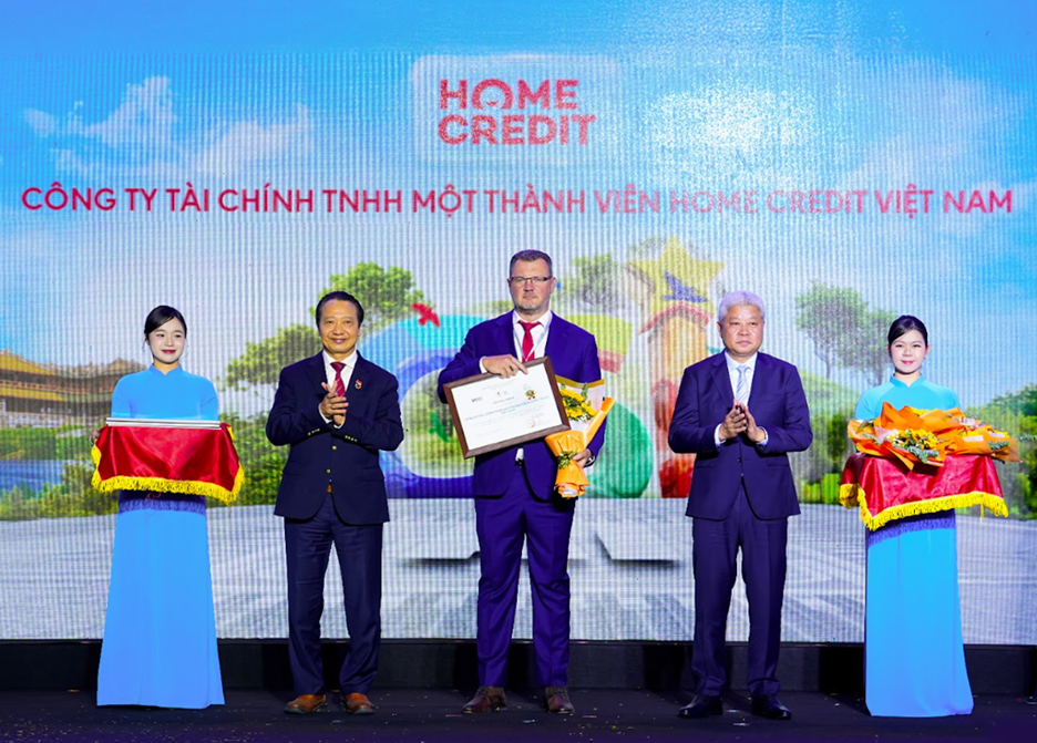 Ông Jakub Kudrna, Giám đốc Chiến lược kiêm Chủ tịch ban chỉ đạo ESG tại Home Credit Việt Nam nhận giải thưởng Top 10 Doanh nghiệp Bền vững lĩnh vực Thương mại - Dịch vụ từ Thứ trưởng Nguyễn Mạnh Khương và Phó Chủ tịch VCCI Nguyễn Quang Vinh. (Ảnh: Home Credit)