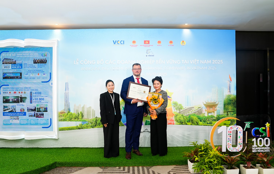 Ông Jakub Kudrna cùng đội ngũ Home Credit Việt Nam. (Ảnh: Home Credit)