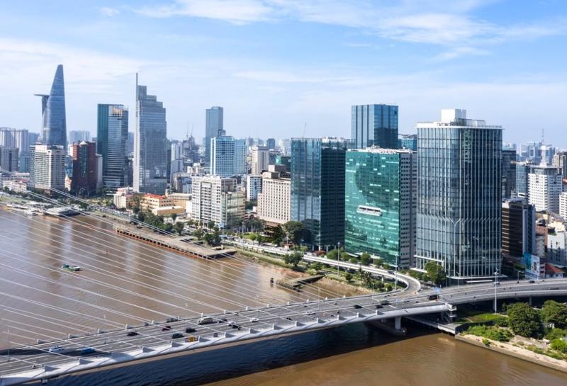 Savills cho biết, đầu tư văn phòng tiếp tục suy giảm bởi chi phí vay cao, chênh lệch lợi suất lớn tuy nhiên đây vẫn là phân khúc được quan tâm nhất, chiếm đến 30% khối lượng đầu tư. (Nguồn ảnh: Kinh tế đô thị)