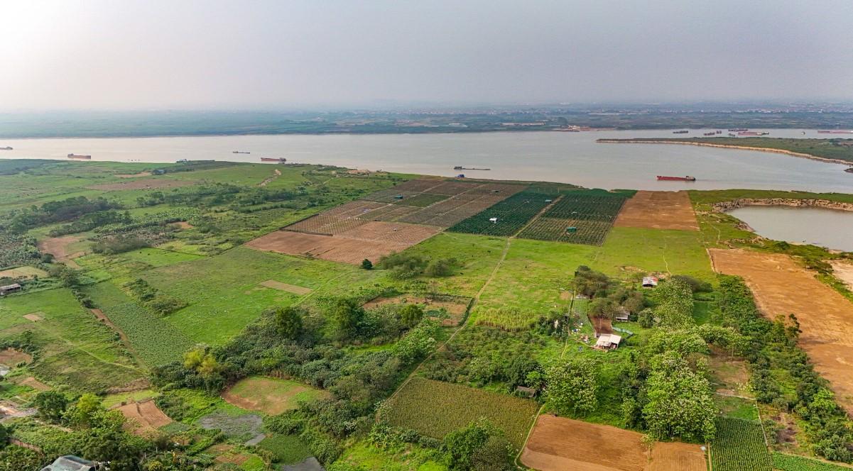 Hiện nay, người dân địa phương 2 bên muốn qua sông thì phải đi vòng đến cầu Thăng Long cách đó hơn 12 km hoặc phải đi bằng phà(Nguồn ảnh: Đời sống Pháp luật)