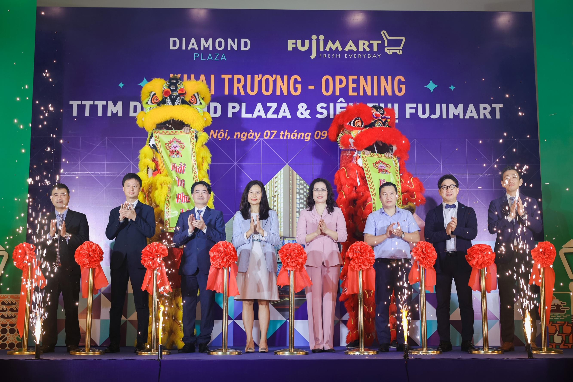 Các đại biểu cắt băng khai trương Trung tâm thương mại cao cấp Diamond Plaza và siêu thị FujiMart.