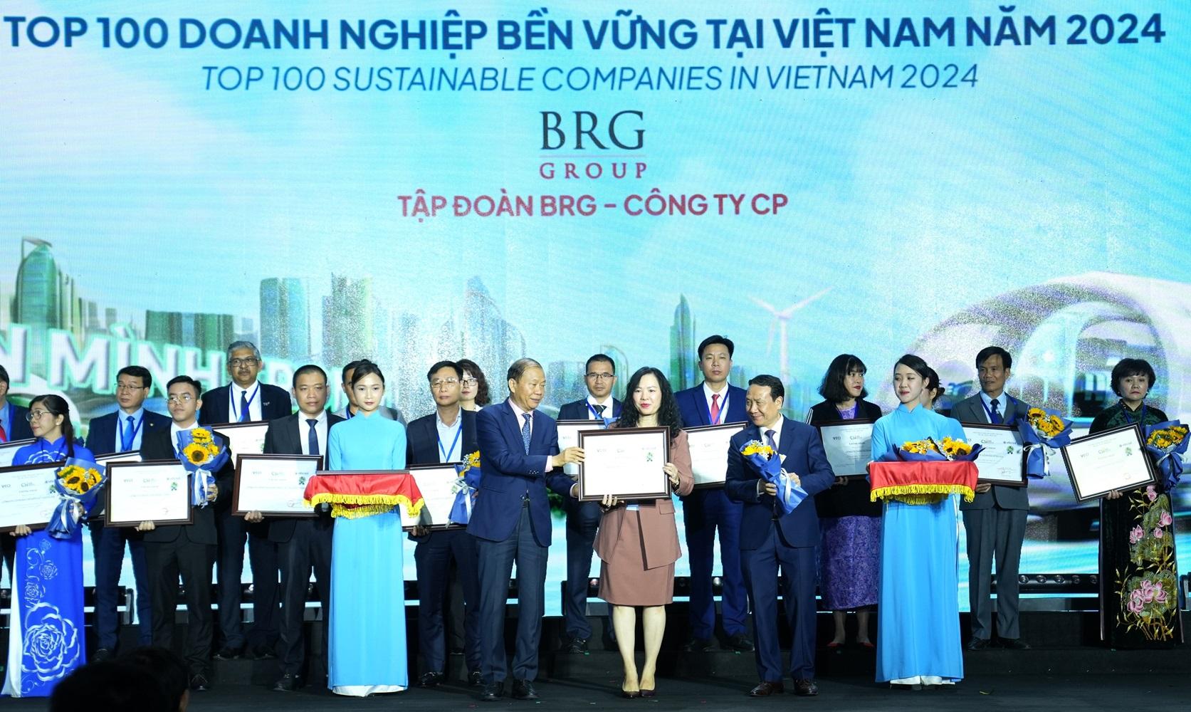 Đại diện Tập đoàn BRG nhận giải thưởng “Top 10 Doanh nghiệp Bền vững Việt Nam”.