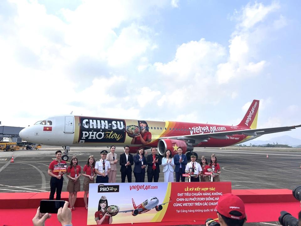 Masan Consumer và Vietjet hợp tác đưa CHIN-SU Phở Story ra thế giới.