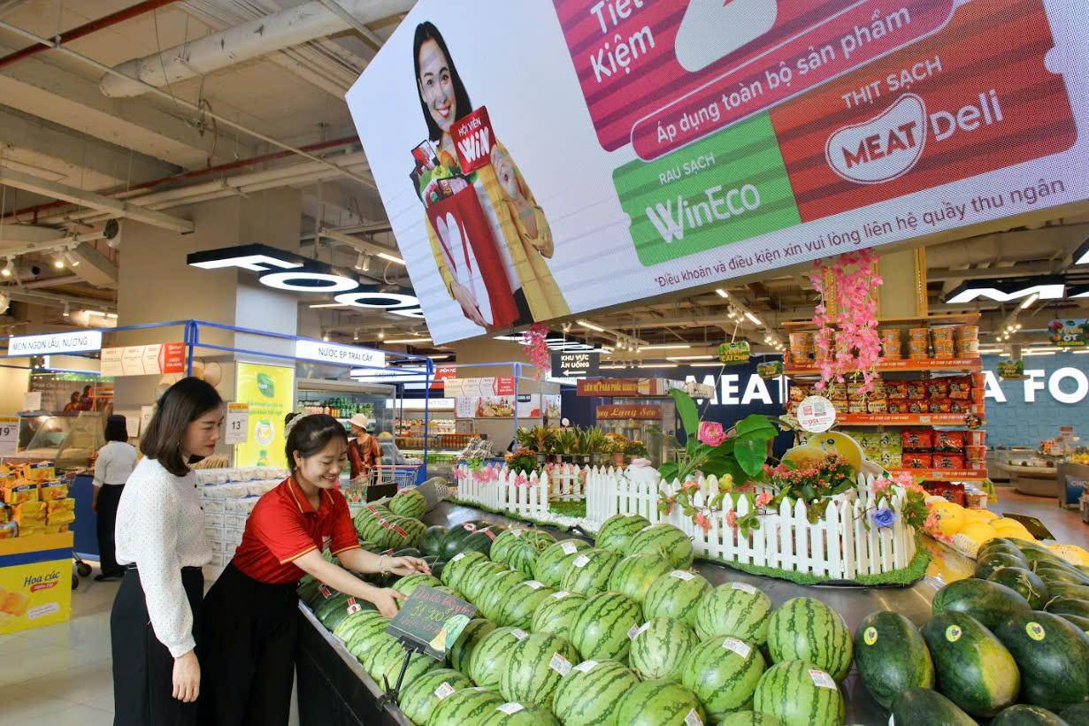 Khách hàng mua sắm tại siêu thị WinMart.