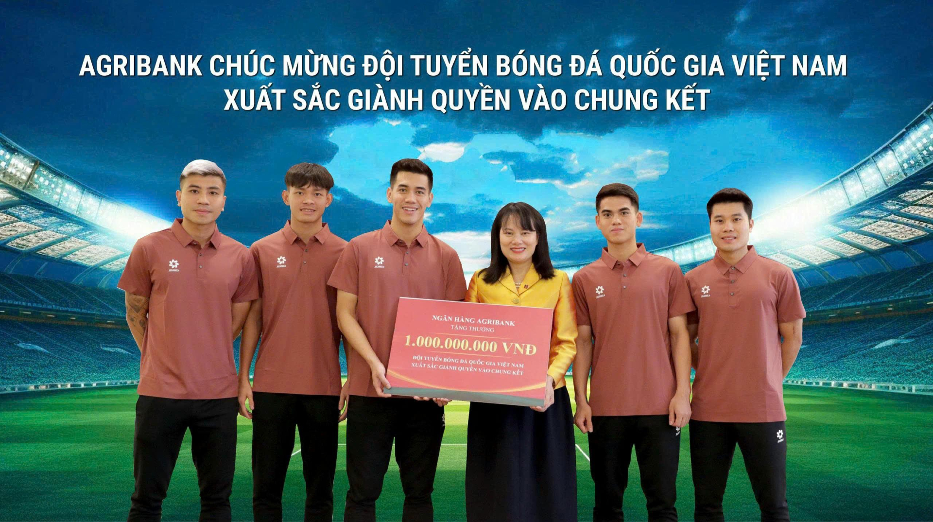 Bà Phùng Thị Bình - Phó Tổng Giám đốc Agribank trao thưởng 1 tỷ đồng cho đại diện Đội tuyển Bóng đá Quốc gia Việt Nam.