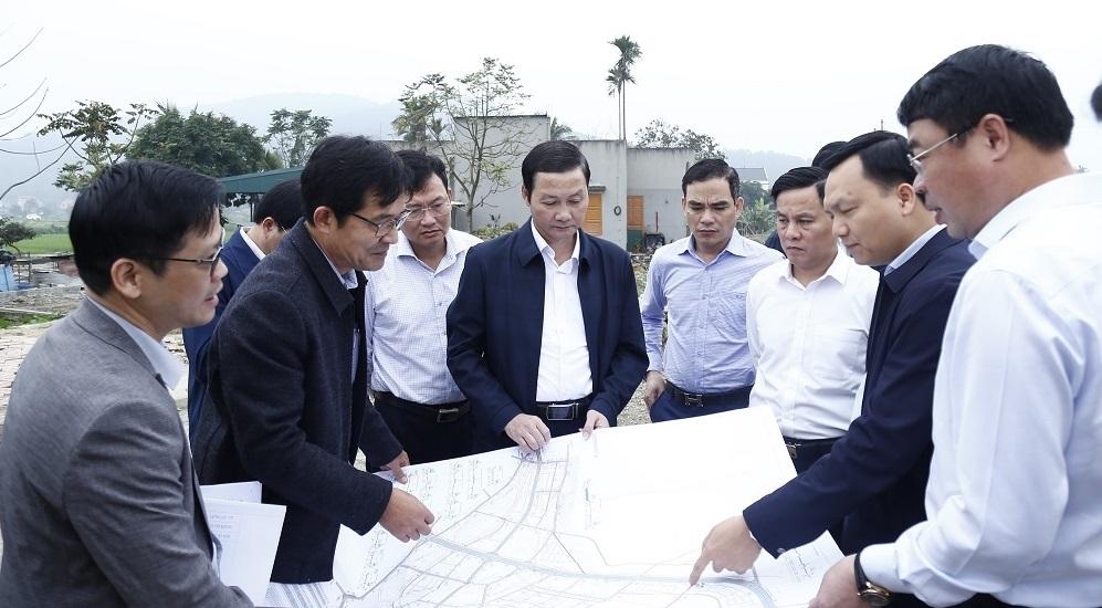Chủ tịch UBND tỉnh Thanh Hóa Đỗ Minh Tuấn kiểm tra tình hình thực hiện dự án.