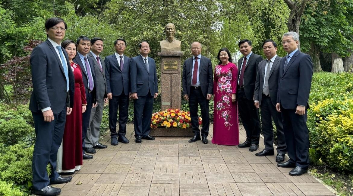Đoàn công tác chụp hình kỷ niệm tại Tượng đài Chủ tịch Hồ Chí Minh trong công viên Montreau.