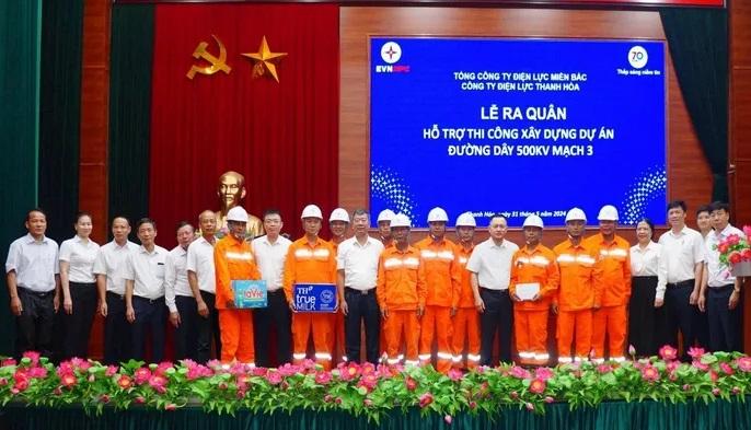 Lãnh đạo Công ty Điện lực Thanh Hoá trao quà động viên lực lượng tham gia đội xung kích.
