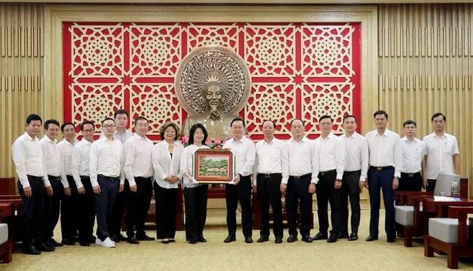 Đoàn doanh nghiệp Hoa Kỳ chụp hình lưu niệm cùng lãnh đạo tỉnh Nghệ An.