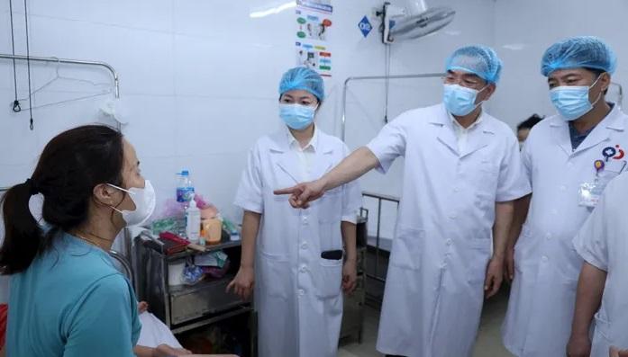 Đoàn công tác Bộ Y tế kiểm tra công tác điều trị, phòng chống dịch sởi tại Bệnh viện Sản Nhi Nghệ An.