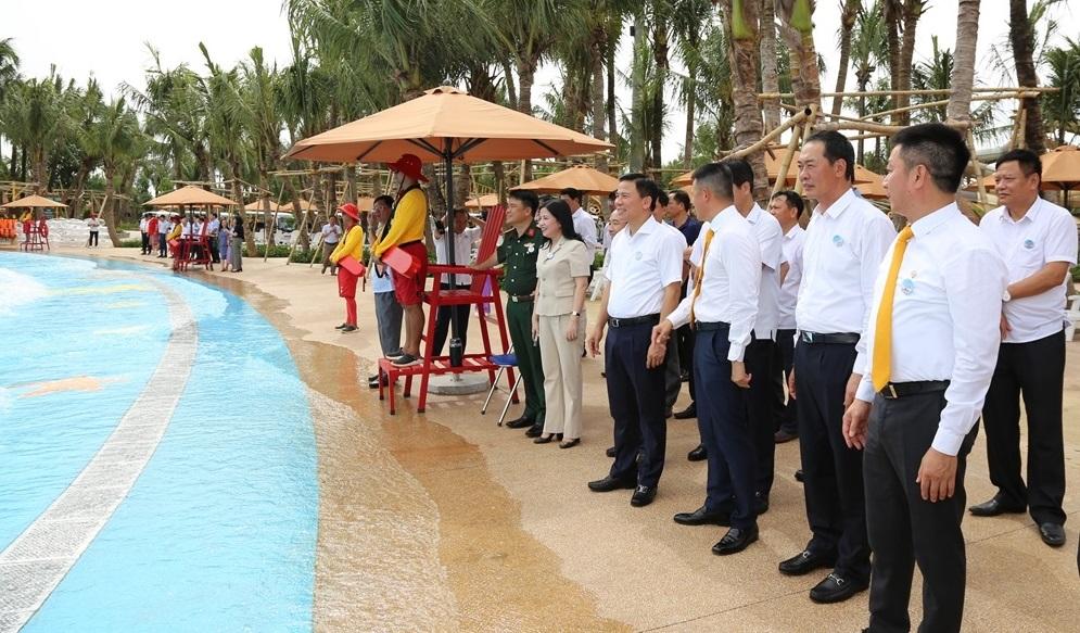 Lãnh đạo tỉnh Thanh Hoá thăm khuôn viên Công viên nước Sầm Sơn.
