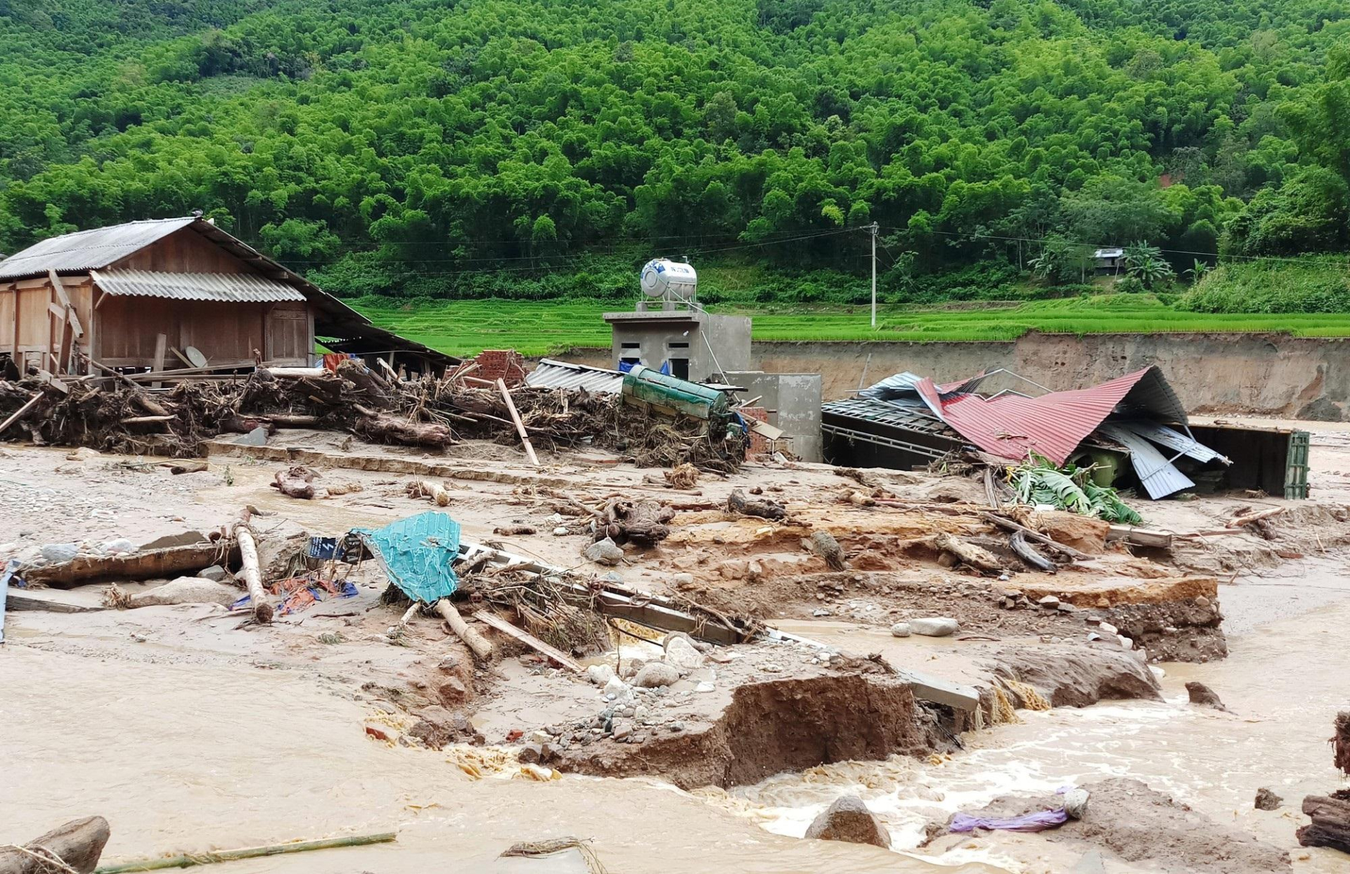 Chủ tịch UBND tỉnh Thanh Hoá yêu cầu các đơn vị sẵn sàng lực lượng, vật tư, phương tiện để cứu hộ, cứu nạn và xử lý các tình huống khi có yêu cầu.