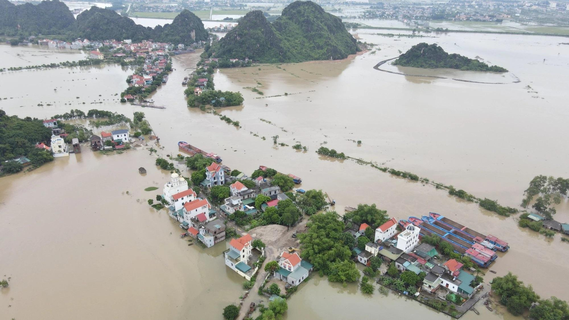 Khoảng 600 hộ dân ở các thôn 1, 2 và 3 Kênh Gà, huyện Gia Viễn đang bị nước lũ cô lập.