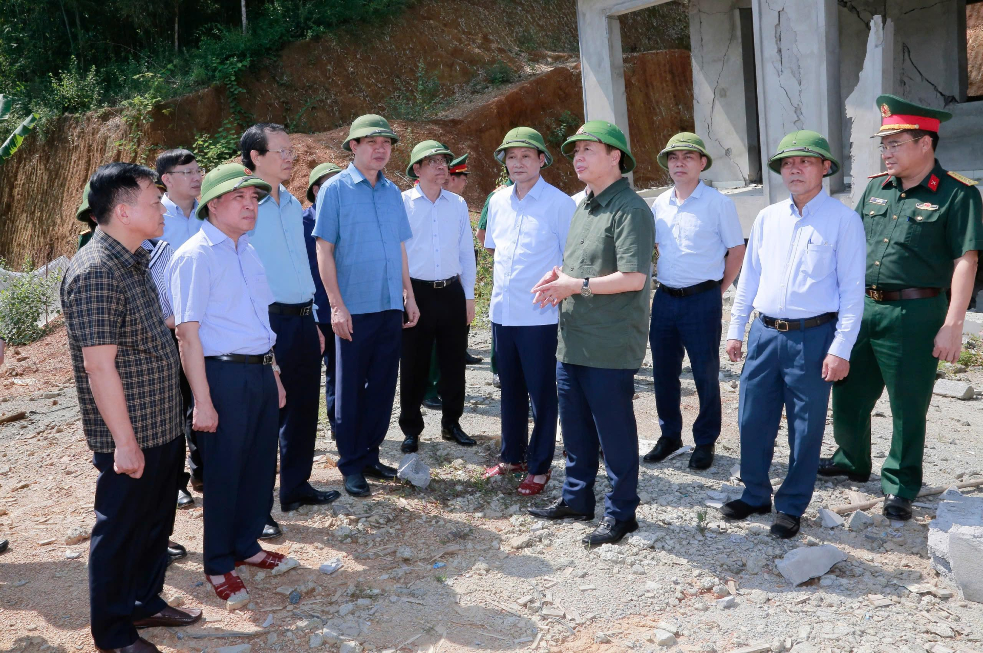 Phó Thủ tướng Trần Hồng Hà và Đoàn công tác của Chính phủ kiểm tra tình hình khắc phục mưa lũ, sạt lở đất ở Thanh Hóa.