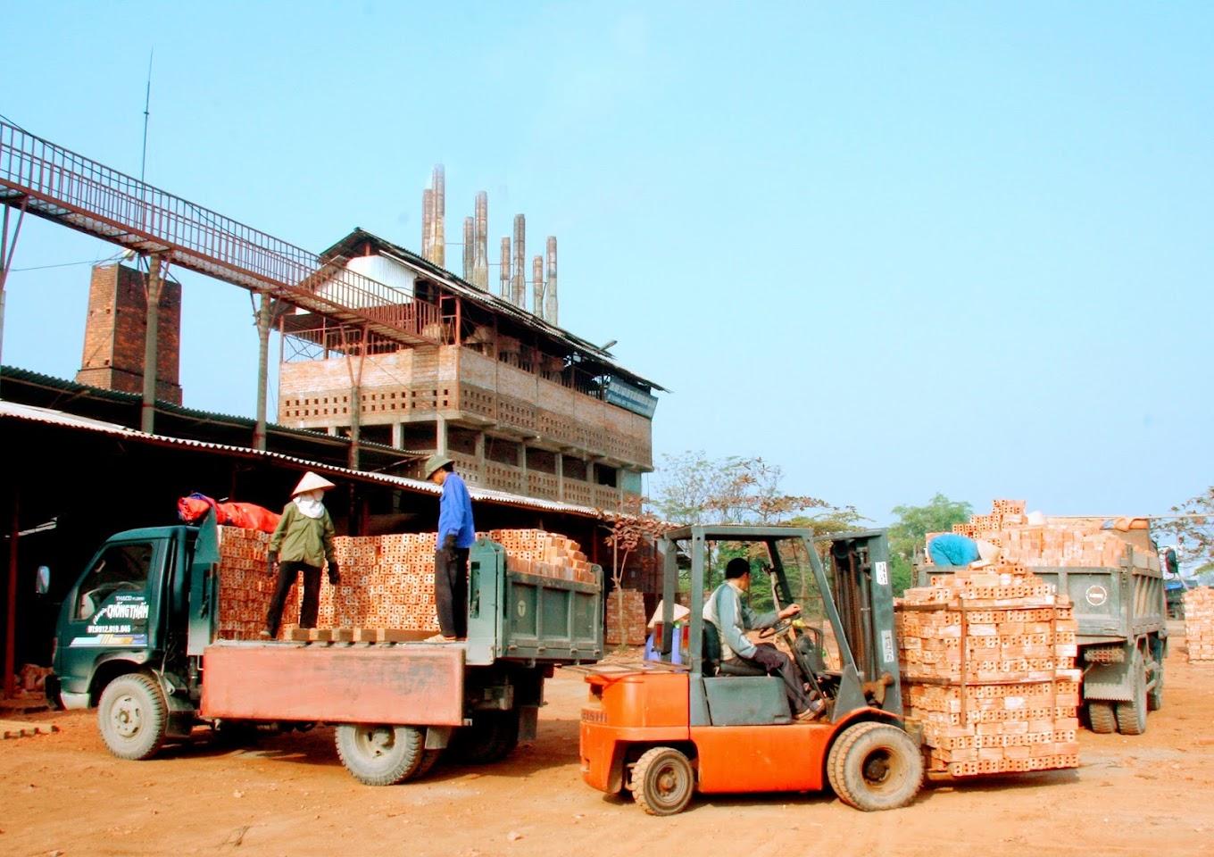 Công ty CP gạch ngói Quỳnh Lâm bị cưỡng chế ngừng sử dụng hóa đơn do nợ tiền thuế.