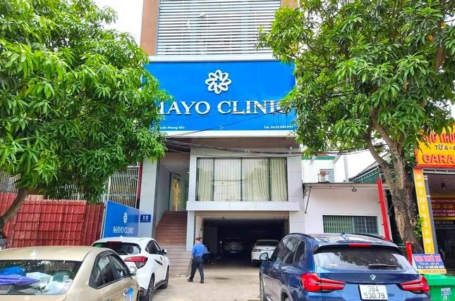 Công ty TNHH Thẩm mỹ và Nha khoa MAYO (Viện thẩm mỹ Mayo Clinic, địa chỉ số 12, Nguyễn Phong Sắc) bị xử phạt 104 triệu đồng và đình chỉ hoạt động 4,5 tháng.