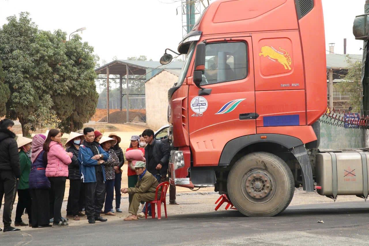 Xe chở nguyên liệu vào Nhà máy sản xuất tinh bột sắn Elmaco Ninh Bình bị người dân chặn lại.