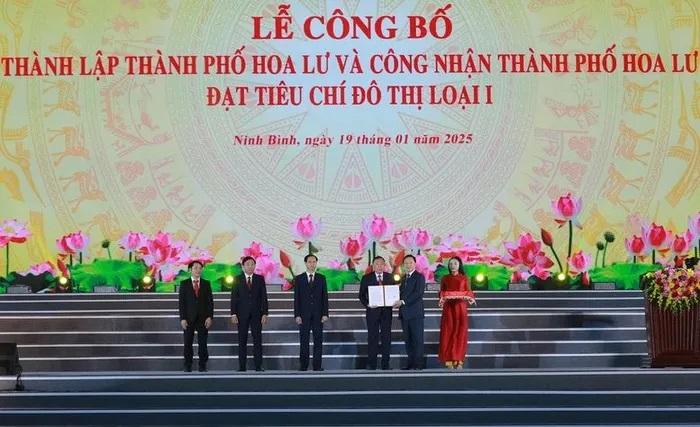 Phó Thủ tướng Trần Hồng Hà trao Nghị quyết của UBTVQH về thành lập thành phố Hoa Lư và Quyết định của Thủ tướng Chính phủ công nhận thành phố Hoa Lư đạt tiêu chí đô thị loại I