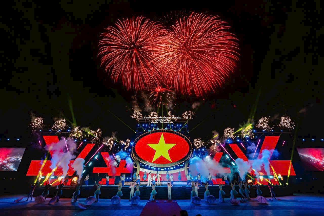 Màn pháo hoa nghệ thuật rực rỡ khép lại đêm khai mạc, để lại dấu ấn khó phai trong lòng người dân và du khách. Màn pháo hoa nghệ thuật rực rỡ khép lại đêm khai mạc, để lại dấu ấn khó phai trong lòng người dân và du khách.