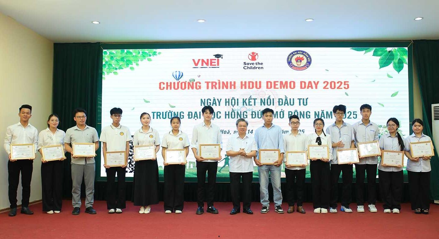 PGS.TS. Bùi Văn Dũng, Hiệu trưởng Trường Đại học Hồng Đức trao Giấy chứng nhận tham gia chương trình cho các nhóm dự án. PGS.TS. Bùi Văn Dũng, Hiệu trưởng Trường Đại học Hồng Đức trao Giấy chứng nhận tham gia chương trình cho các nhóm dự án.
