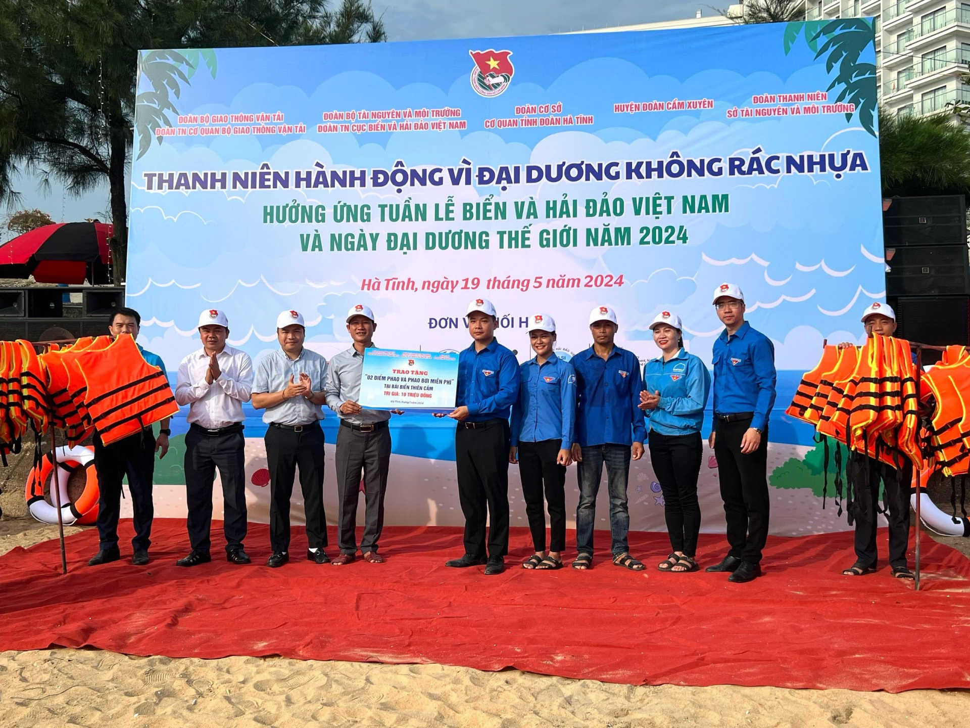 Đoàn thanh niên Cục Biển và Hải đảo Việt Nam: Ra quân làm sạch biển hưởng ứng Tuần lễ biển đảo Việt Nam 2024 - ảnh 2
