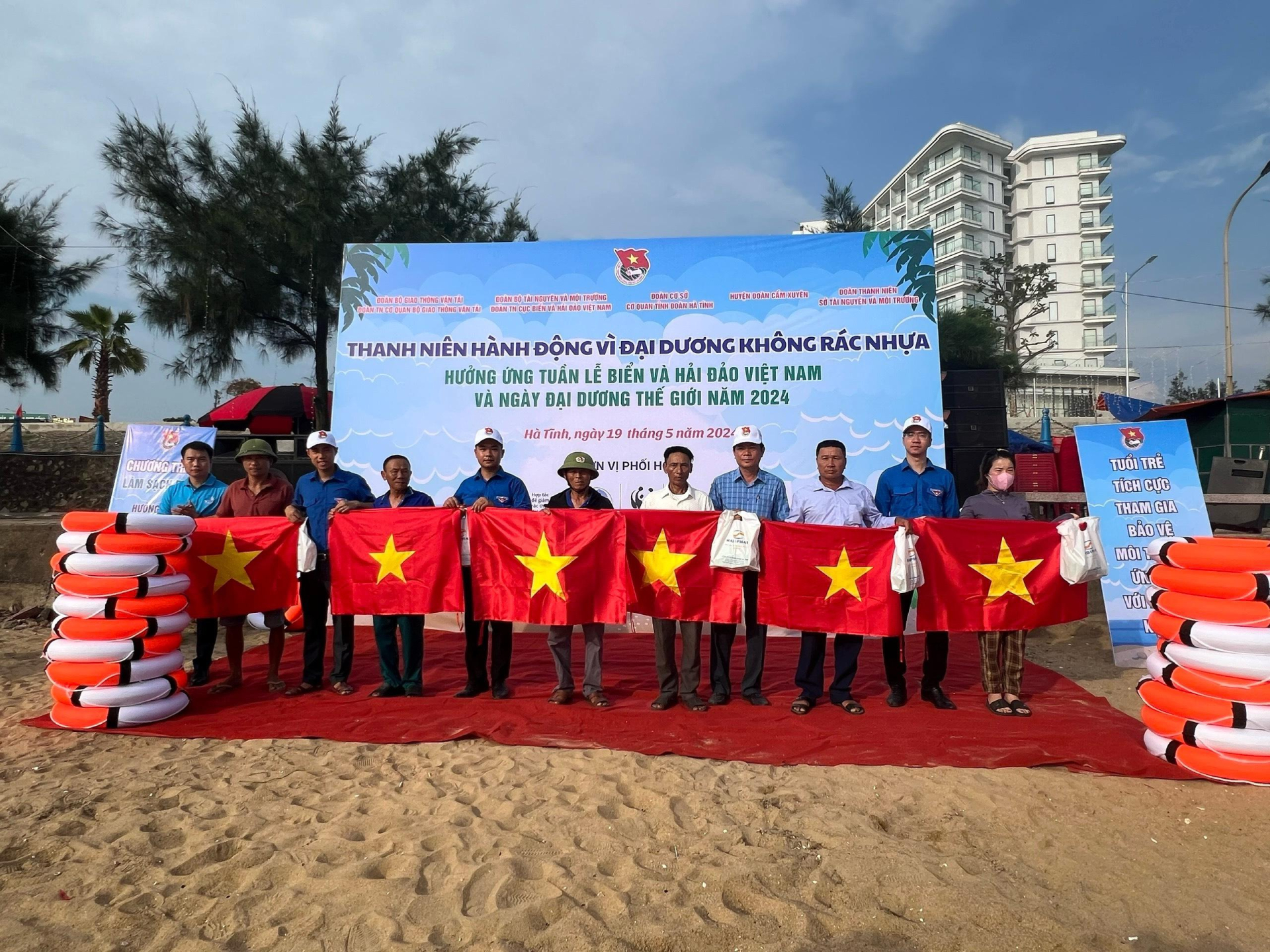 Đoàn thanh niên Cục Biển và Hải đảo Việt Nam: Ra quân làm sạch biển hưởng ứng Tuần lễ biển đảo Việt Nam 2024 - ảnh 3