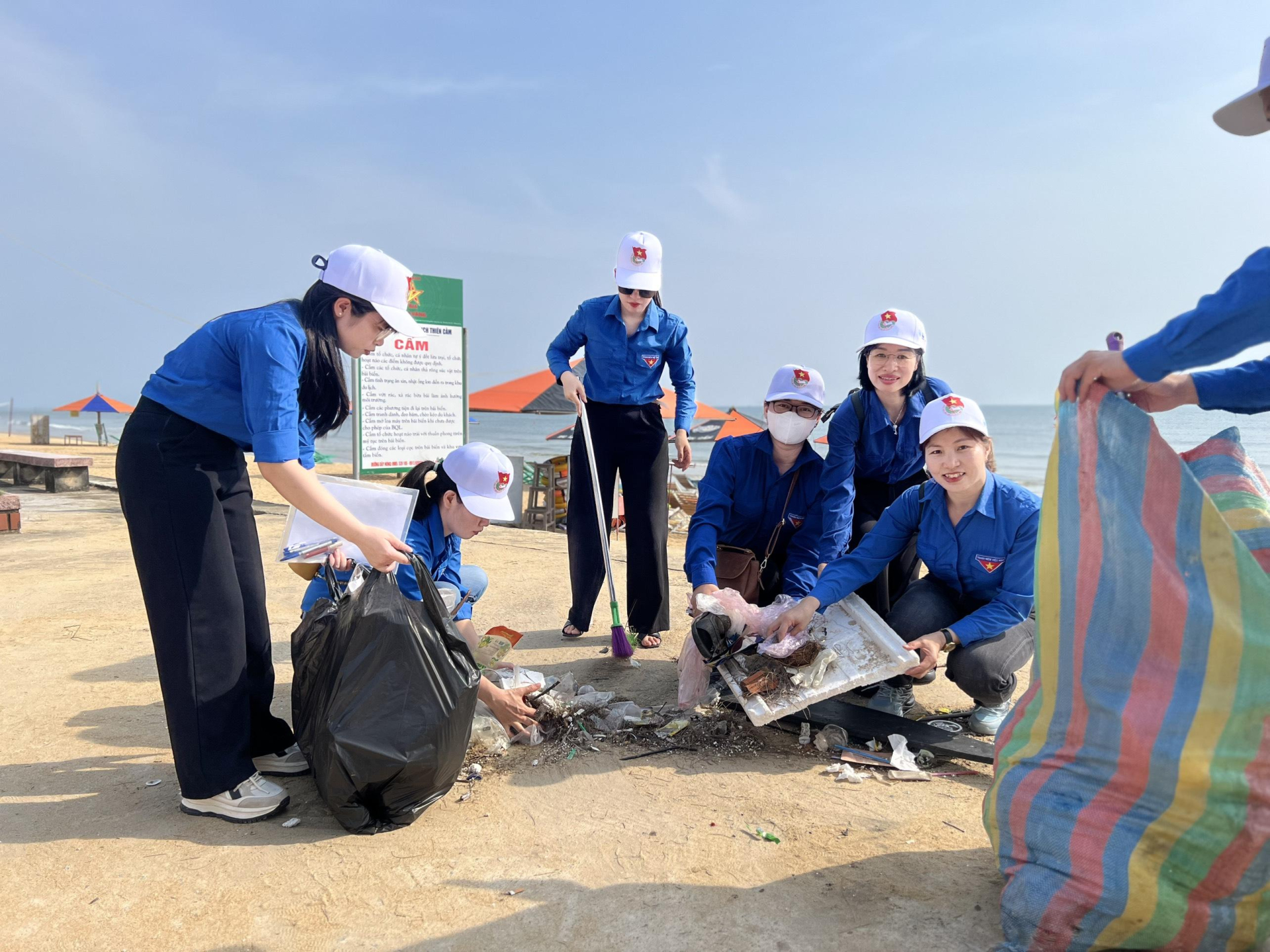 Đoàn thanh niên Cục Biển và Hải đảo Việt Nam: Ra quân làm sạch biển hưởng ứng Tuần lễ biển đảo Việt Nam 2024 - ảnh 9