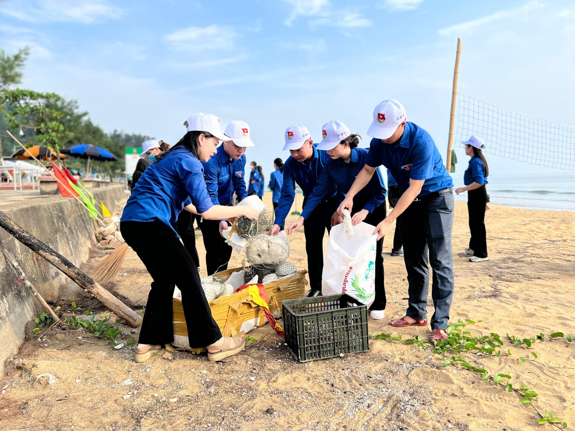 Đoàn thanh niên Cục Biển và Hải đảo Việt Nam: Ra quân làm sạch biển hưởng ứng Tuần lễ biển đảo Việt Nam 2024 - ảnh 7