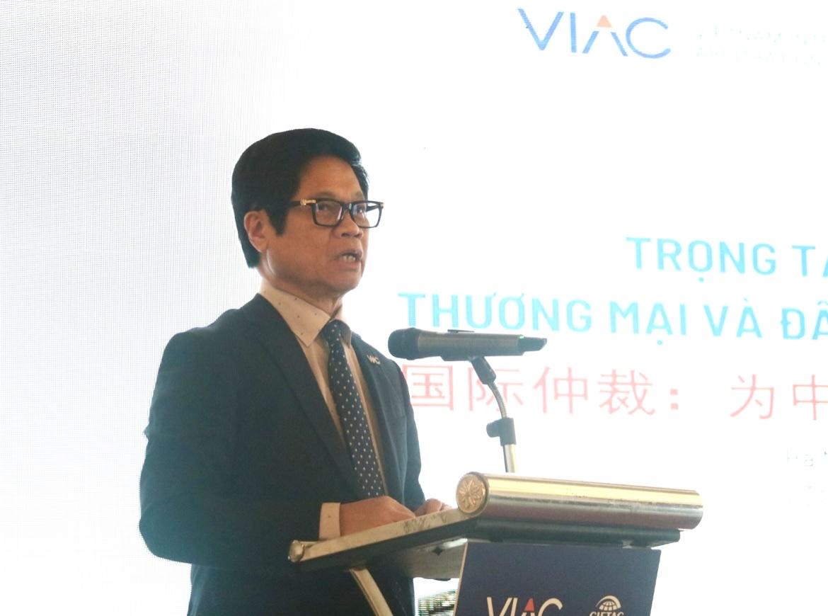 TS. Vũ Tiến Lộc - Chủ tịch Trung tâm Trọng tài Quốc tế Việt Nam (VIAC) phát biểu tại hội thảo.