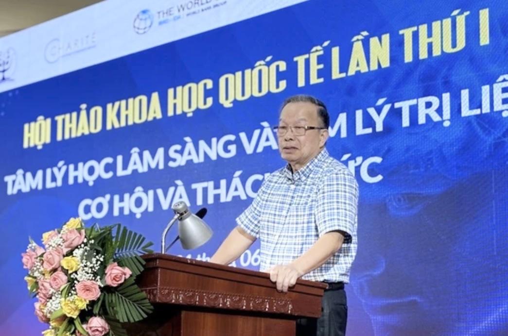 Chủ tịch Hội Tâm lý trị liệu Việt Nam Võ Văn Bản phát biểu tại Hội thảo.