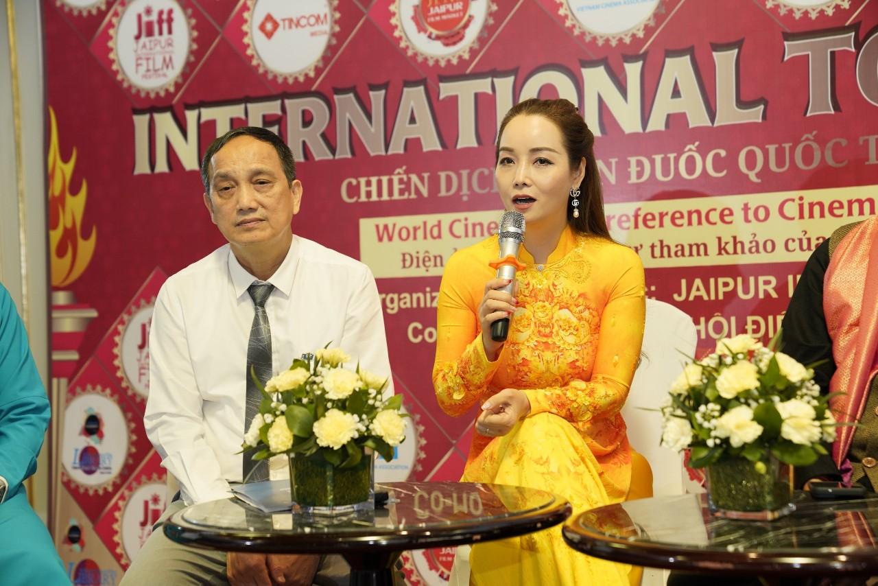 Đạo diễn, nhà sản xuất, diễn viên Mai Thu Huyền chia sẻ tại sự kiện.