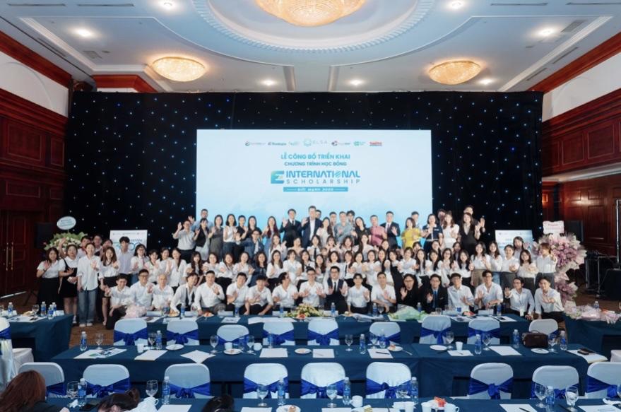 Tỏa sáng tương lai với chương trình Học bổng E-International, cơ hội vàng dành cho 3.000 học sinh, sinh viên và người đi làm là người Việt Nam ở cả trong và ngoài nước.