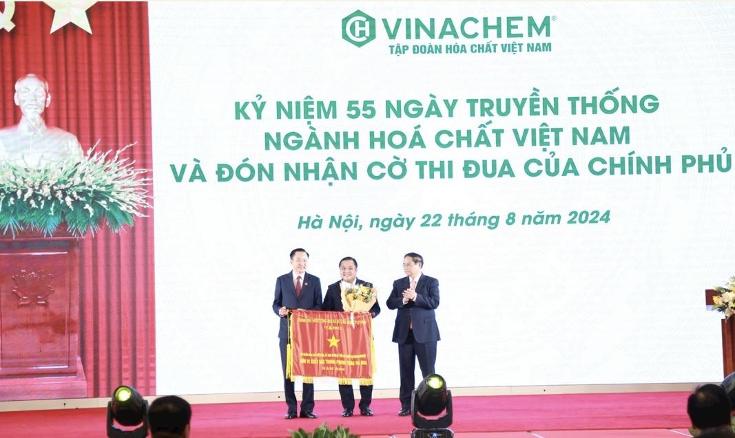 Tập đoàn Hoá chất Việt Nam vinh dự đón nhận Cờ thi đua của Chính phủ vì thành tích xuất sắc.