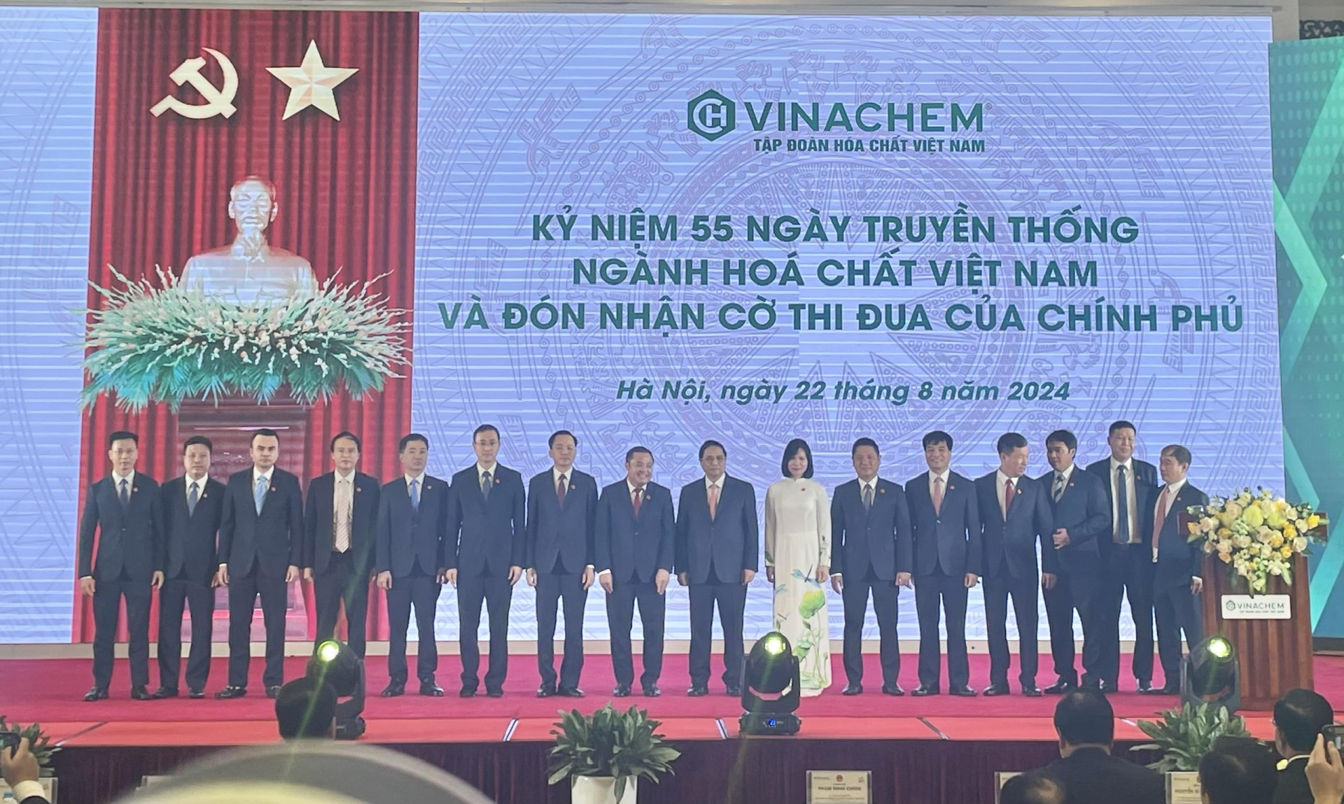 Thủ tướng Phạm Minh Chính chụp ảnh lưu niệm cùng lãnh đạo Tập đoàn Hóa chất Việt Nam.