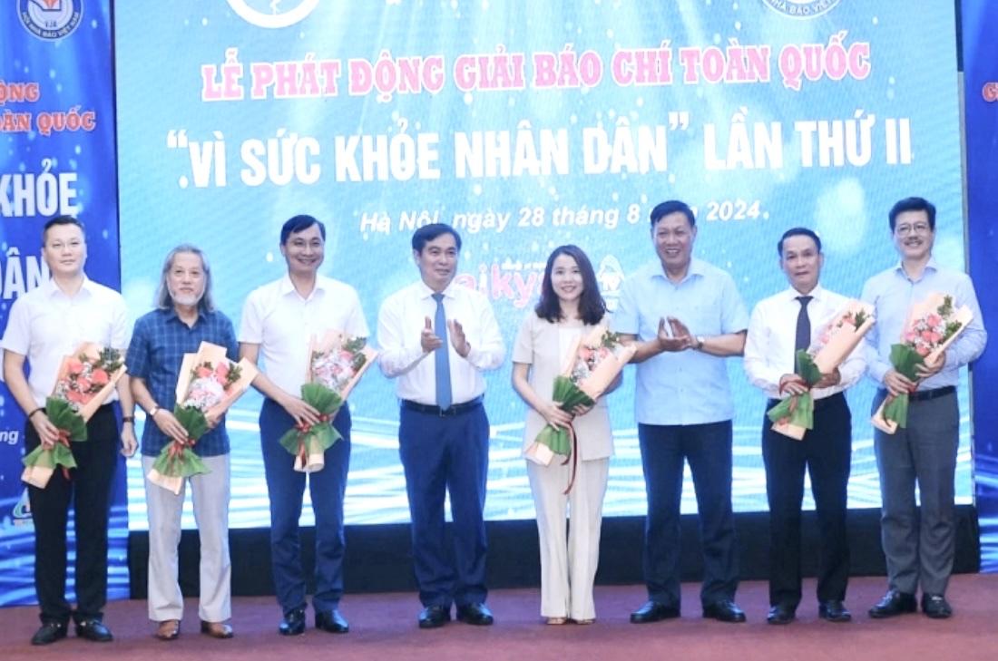 Các thành viên Hội đồng giám khảo Giải Báo chí 