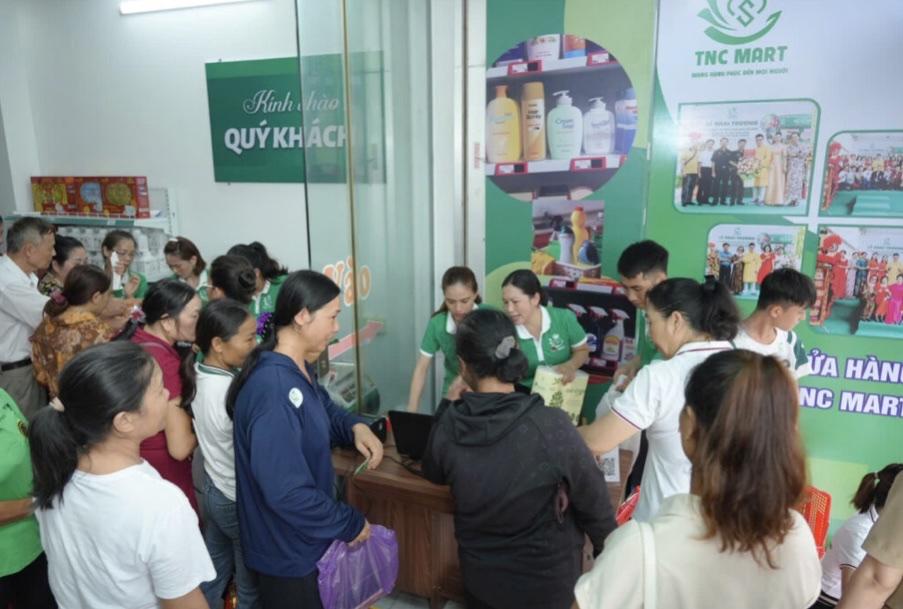 Người dân háo hức mua sắm tại cửa hàng ngày khai trương